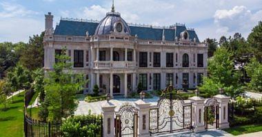 SCHITTS CREEK Palace for sale