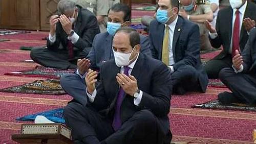 Sisi leads Eid prayers with new scholars and listens to explain the city projects
