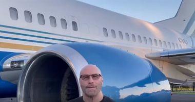 John Travolta celebrates its license to drive Boeing 737 video