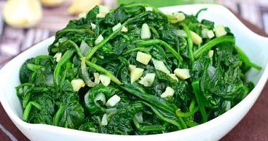 8 Iron rich foods to enhance your immunity eating spinach and fish