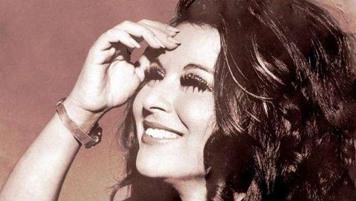 The distribution of its film tickets free of charge made by Nadia soldier against Souad Hosni