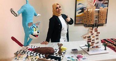 The daughter of Baghdad defies the gravity in the cake industry suspended