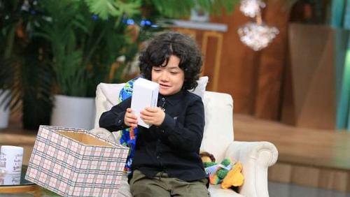 Between them a dancer and telephone gifts Mona Shazly for the child Abdulrahman video