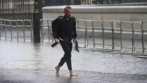 Rain turned metro station in London to swimming pool and drown car video