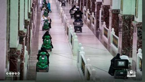 Women make cars in the Sacred Mosque during the performance of Hajj photos