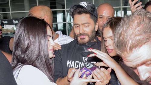 Tamer Hosny arrives in Jordans airport to revive a ceremony and receive a mass