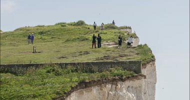 Tourists risk their lives to take a picture of Sylvi on the edge of the slope in Britain