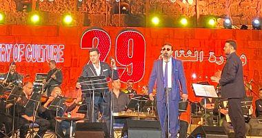 Hany Shaker supports a young man who is crying and sing with him at his party