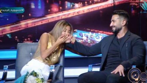 Ahmed Saads wife accept his hand on the air and call de dictatorship in the confusion