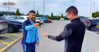 See the moment of the Barcelona striker Aguero from his car for Man City