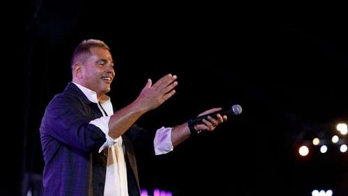 Amr Diab ignites the pool and the public interact with you luck