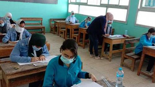 Students of the preparatory certificate in Cairo are holding second semester exams