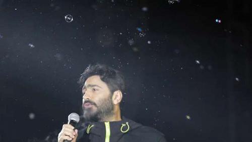 Tamer Hosni presents the songs of Ash Angels album amid the audiences interaction