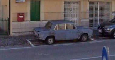 A deserted car in Italy stoved from 47 years turning a tourist teacher