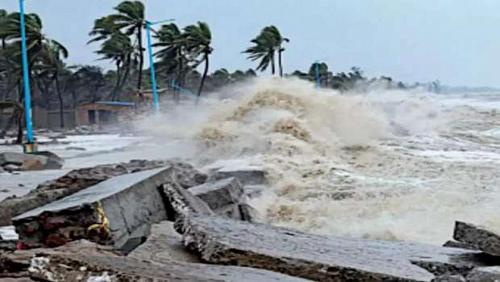 A tropical storm for more than 50000 people to camps in southern India