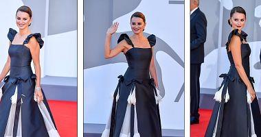 Between black and yellow and arranged dresses in the opening ceremony of Venice Festival