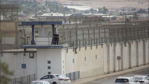 With the uniforms of movies how are the prisoners to escape from the Israeli prison