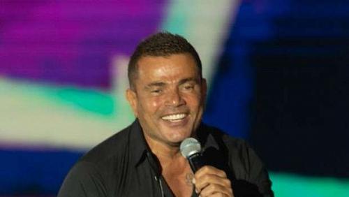 Amr Diab shows a weight plus in a ceremony in Saudi Arabia