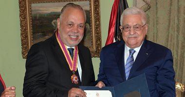 Palestinian President Mahmoud Abbas gives Ashraf Zaki the highest cultural Wissam in Palestine