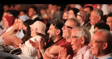 Ashraf Abdel Baqi thanks Sharif Mounir and Mustafa Khater to support him at the Sahel Theater