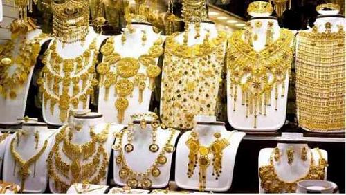 Gold prices in Egypt fell 5 pounds in the middle of todays transactions