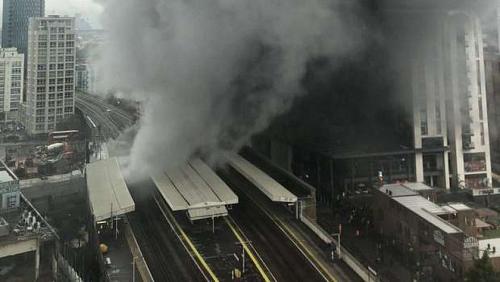 Urgent explosion near a train station followed by a huge fire in London