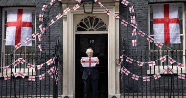 The final Euro 2020 Boris Johnson decorates his home in England before signing Italy