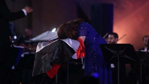 Magda AlRoumi accepts Egypts flag and calls on God to protect the country video and images