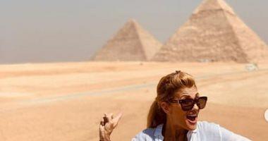 Demi Lovato celebrates her mothers birthday in front of the pyramids and Abu Houl