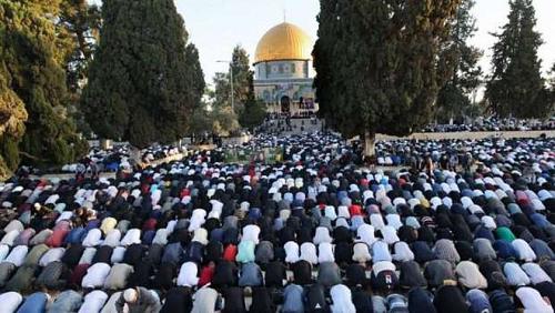 20 thousand worshipers perform Friday prayers in AlAqsa and the occupation attack on them