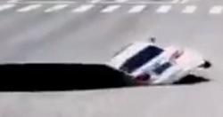 كاميرا مراقبه تكشف لحظه سقوط سياره فى حفره عملاقه بالصين فيديو وصور