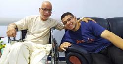الابتسامة على آدم نجل شريف دسوقي عندما زاره في المستشفى صورة