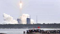 الصاروخ الصيني الخارج عن السيطره هل تعاقب بكين لو اضر حطامه البشر؟