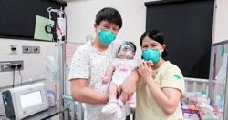 بوزن 212 جرامااصغر طفله فى العالم تخرج من المستشفى بعد 13شهرا من ولادتها