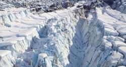 عالم يرصد ظاهرة غريبة في الأنهار الجليدية في ألاسكا بالولايات المتحدة الأمريكية صورة فوتوغرافية