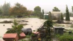 اعصار ميديكين يضرب جنوب ايطاليا ويغرق الشوارع ابقوا بالمنازل فيديو