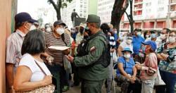 فوضى في مركز التطعيم في فنزويلا بيان سبب نقص الجرعة صورة