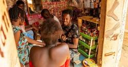 شاب ينافس السيدات في تجميل الاظافر بمحل صغير في افريقيا الوسطى صور