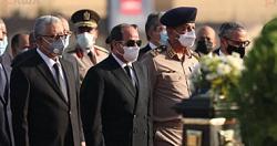 اخبار مصر الرئيس السيسى يتقدم الجنازه العسكريه للسيده جيهان السادات
