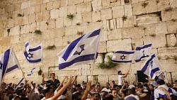 انطلاق مسيره الاعلام الاسرائيليه للمستوطنين في القدس وسط توتر شديد