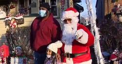 اشخاص يهاجمون بابا نويل بالبيض في ولايه شيكاغو الامريكيه اعرف القصه