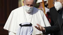 القبض على شخص يحمل سكينا بالقرب من بابا الفاتيكان خلال قداس