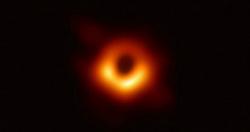 لأول مرة في التاريخ كشف الضوء من خلف ثقب أسود ضخم