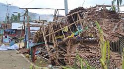 يزيد الإعصار الذي ضرب الفلبين من عدد القتلى ويدعو الناس إلى توفير الماء والغذاء