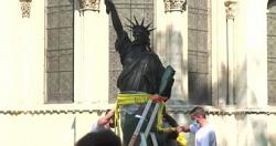 وصول تمثال الحريه الصغير الى نيويورك بعد رحلته عبر المحيط الاطلسى صور
