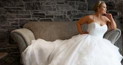 4 نصائح لخيارات فستان زفاف مثالى للعروسه الكيرفى من القماش للتفصيله