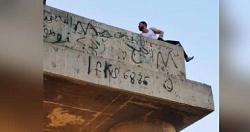 اللحظة التي أنقذ فيها العراق الشاب الذي حاول القفز من على الجسر مقاطع الفيديو والصور