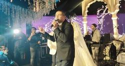 عمرو دياب يحتفل بزفاف ابن شقيق حميد الشاعري ويرقص مع العريس