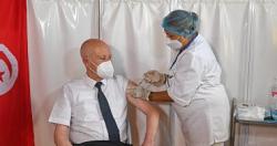 الرئيس التونسى يتلقى الجرعه الاولى من اللقاح المضاد لفيروس كورونا COVID21