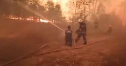 لقطات لفرق الاطفاء تحاول التعامل مع حرائق الغابات وسط روسيا فيديو